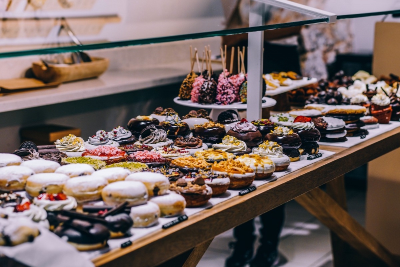 couture-LE CASTELLET-min_shop_dessert_pastry_bakery_counter-184398